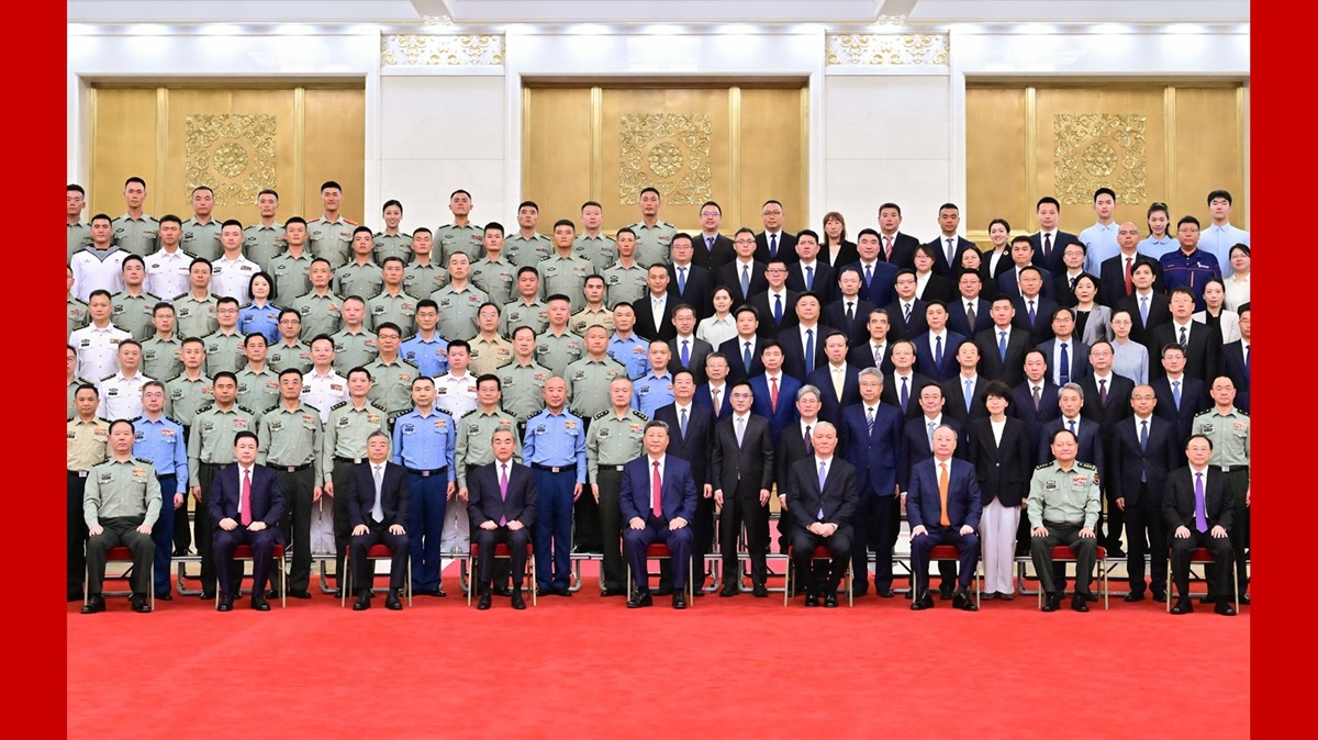 中国人民抗日战争暨世界反法西斯战争胜利80周年纪念活动总结会议在京举行  习近平亲切接见纪念活动筹办工作各方面代表