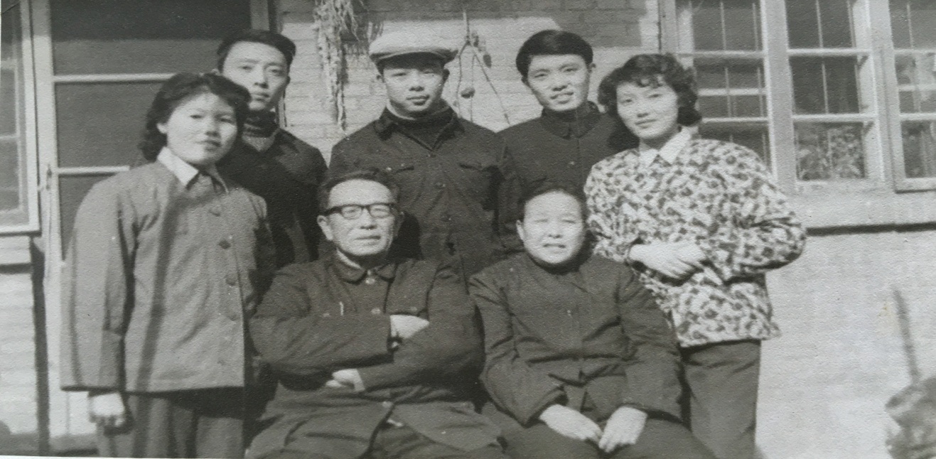 前排：第一届城固县人民政府县长高鲁和夫人，后排是他的三个儿子和两个女儿。1965年摄于山东省济宁市。.jpg