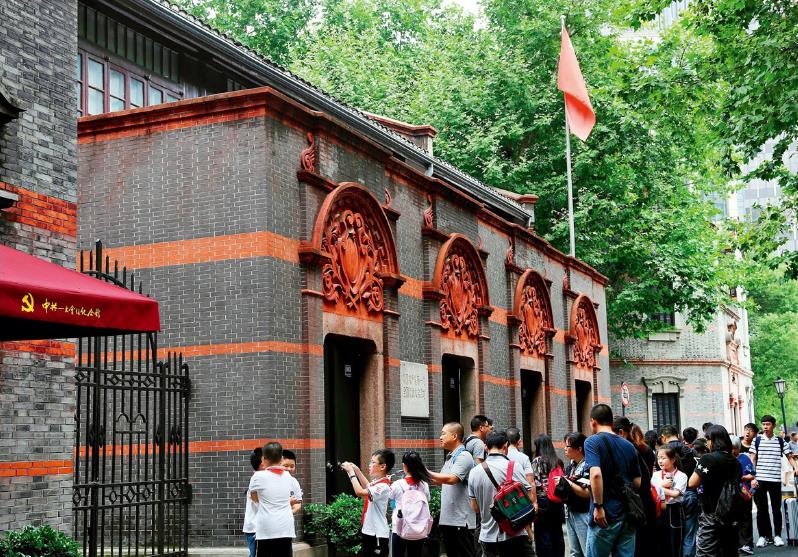 从党的旗帜、历史、擘画看中国共产党的初心和使命