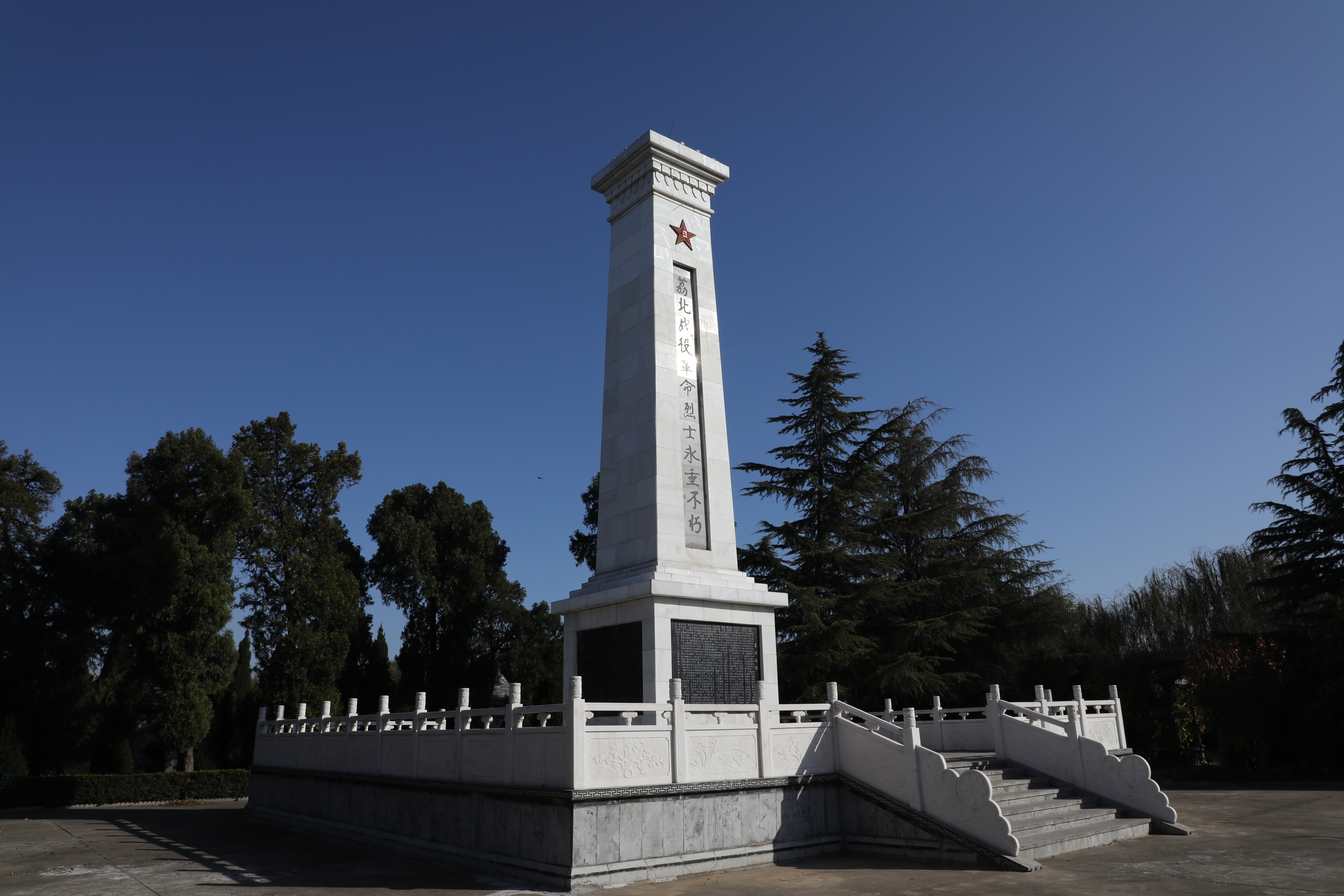 2.荔北战役革命烈士纪念碑.jpg